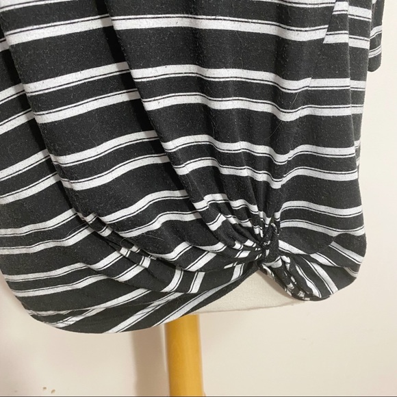 BOBBIE BROOKS keyhole neck stripe tee gather front. M Black and white - Picture 3 of 7